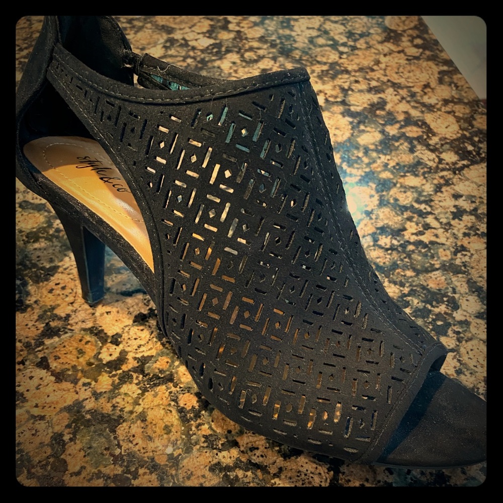 Black heel sandals